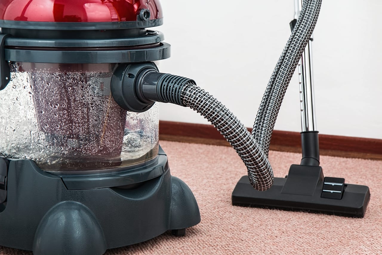 Carpet cleaner device on carpet